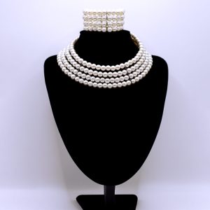 Simple pearl beads collar necklace.