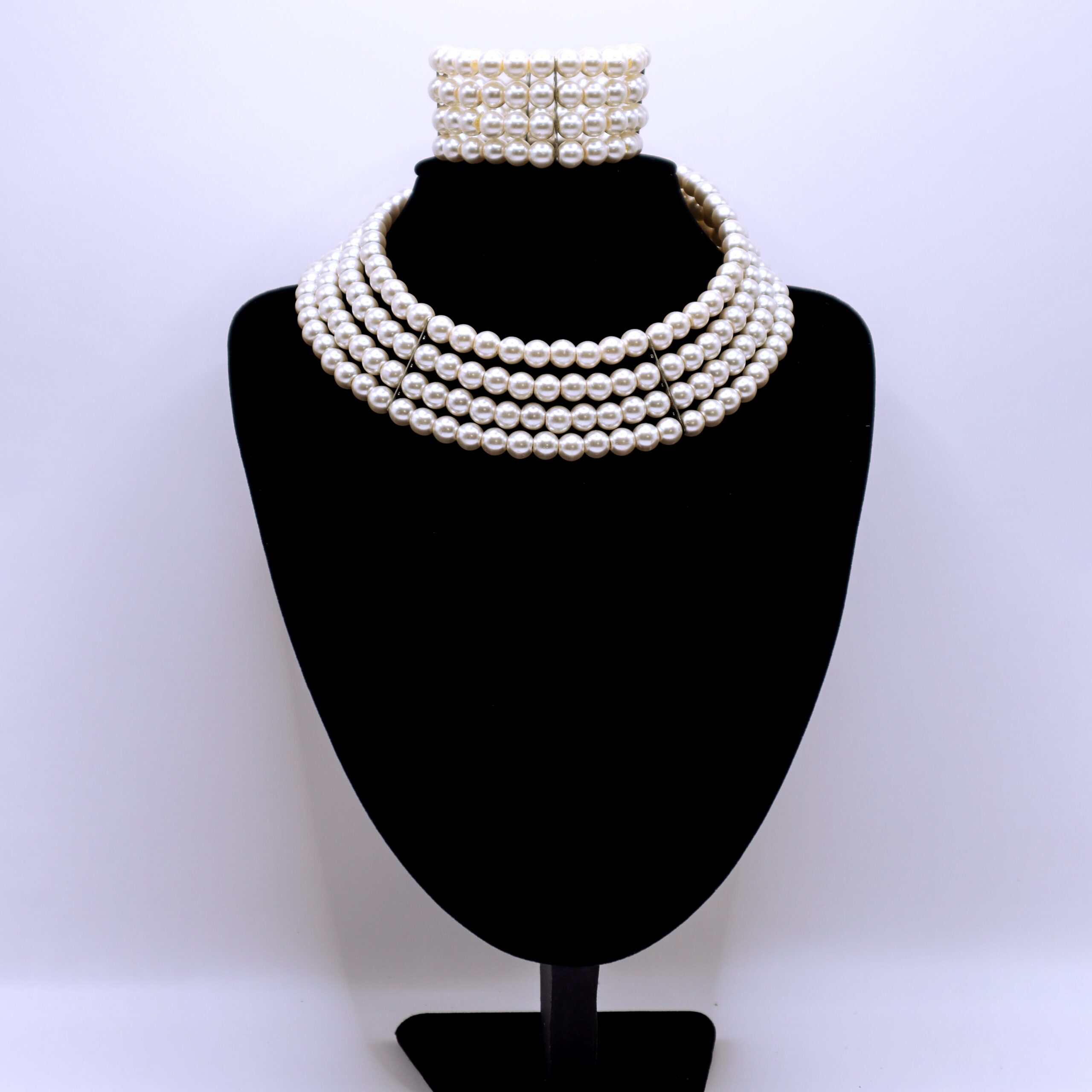 Simple pearl beads collar necklace.