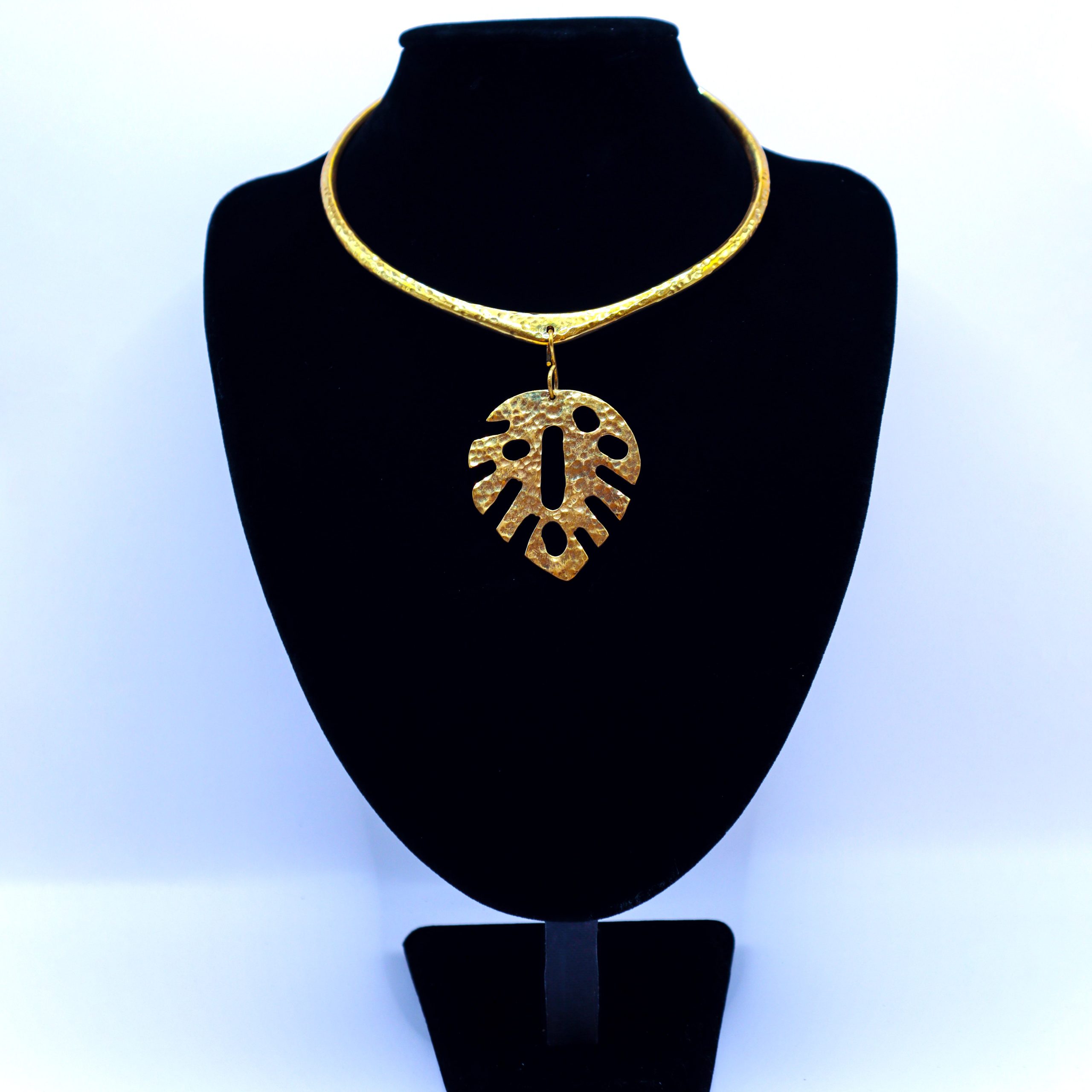 Short leaf pendant hammered brass necklace
